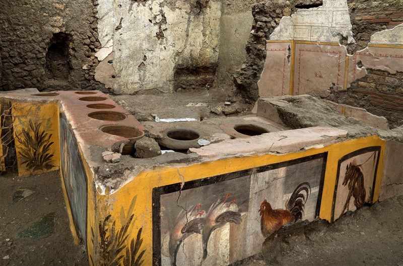 考古團隊在義大利龐貝發現一處保存異常完整、有鮮艷壁畫裝飾的熟食攤。（路透社）