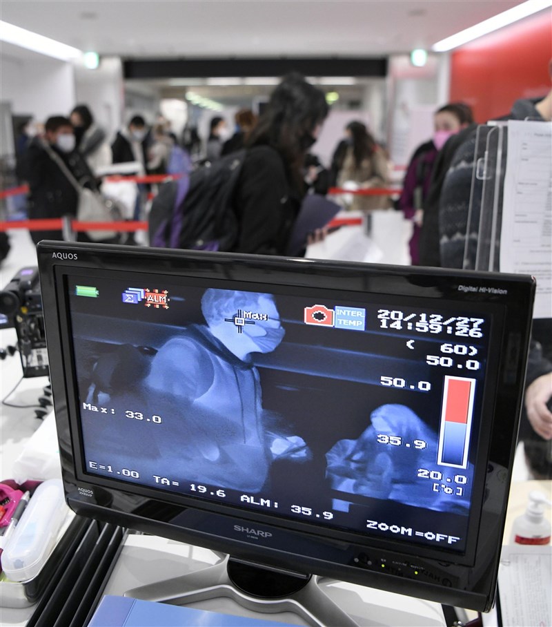 日本26日通報武漢肺炎新病例是有英國旅遊史的機長及家屬,被懷疑變種病毒恐已進入社區。圖為成田機場入境檢疫站。(共同社)