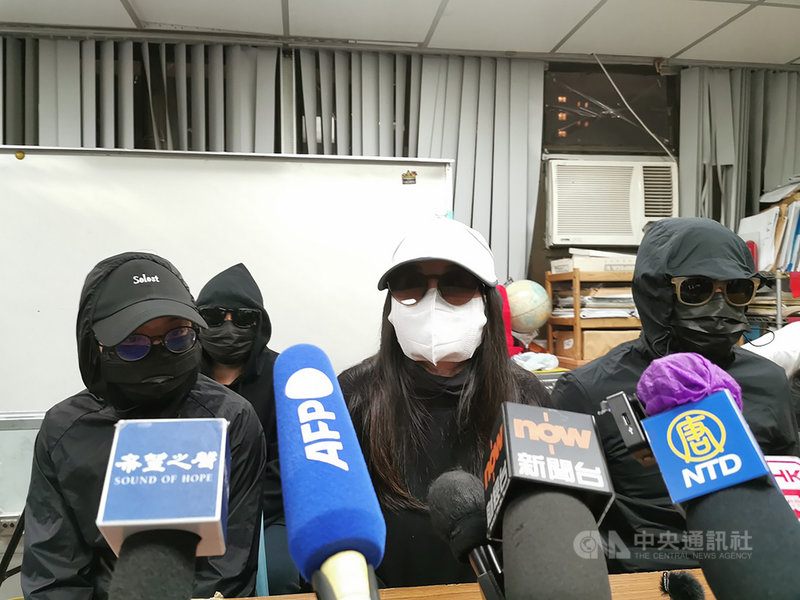 12港人偷渡案28日下午在深圳市鹽田區法院首度開庭審理,法庭宣布「擇期宣判」。圖為當事人家屬事後舉行記者會,要求中國當局不要再以「擇期宣判」拖延釋放他們的時間。中央社記者張謙香港攝 109年12月28日