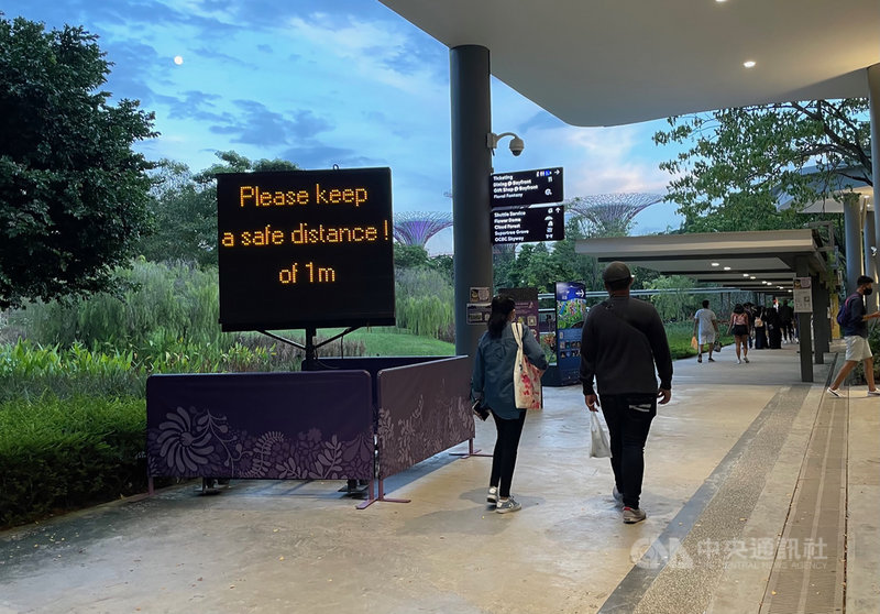 新加坡28日起擴大解封,圖為著名景點濱海灣花園提醒民眾保持一公尺社交距離的標示。中央社記者侯姿瑩新加坡攝 109年12月28日