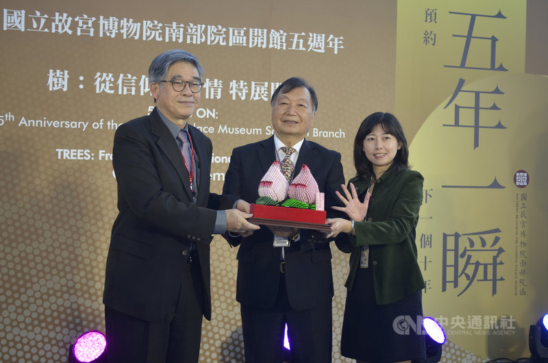 故宮南院28日歡慶開館5週年,志工獻上壽桃,由國立故宮博物院副院長黃永泰(左)代表接受;黃永泰表示,南院展覽接地氣,戶外空間美麗寬闊,適合舉辦各項活動,獲得民眾認同,順利擺脫蚊子館的稱呼。中央社記者蔡智明攝 109年12月28日