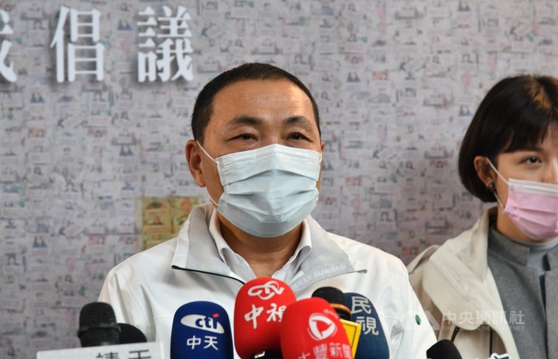 武漢肺炎(2019冠狀病毒疾病,COVID-19)疫情持續延燒,新北市長侯友宜(左)28日受訪時,就跨年及元旦等各項活動是否舉辦做出回應,表示戶外集會與大型活動若無法實施實名制、管控人潮,都要停辦。中央社記者王鴻國攝 109年12月28日
