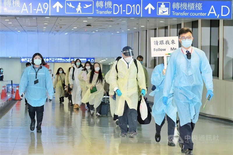 首架英國華航返台班機有3人確診武漢肺炎,是否帶有變種病毒,中央流行疫情指揮中心疫情監測組長周志浩表示,若病毒量高,3天應可比對出結果。圖為該班機27日下午抵達桃園機場,旅客下機後經獨立通道被帶至候機室。中央社記者吳睿騏桃園機場攝 109年12月27日