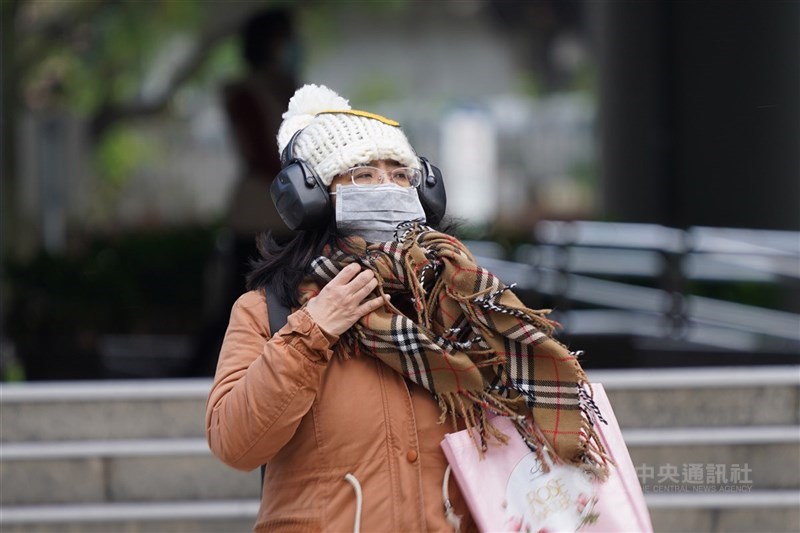 中央氣象局表示,寒流30日迅速南下,各地氣溫明顯下降,16縣市30日晚起局部地區有攝氏6度以下氣溫。(中央社檔案照片)