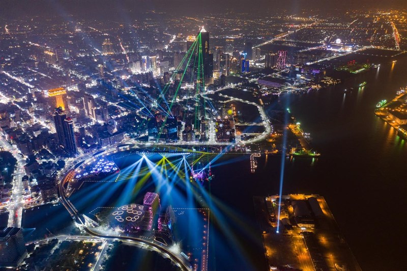 高雄市「2021跨百光年」系列活動遭外界質疑,無人機及燈光秀設備皆為中國製造,恐有資安疑慮,對此高市府表示,周邊無敏感設施,可全程掌握資安。(圖取自facebook.com/Kaohsiungmusiccenter)