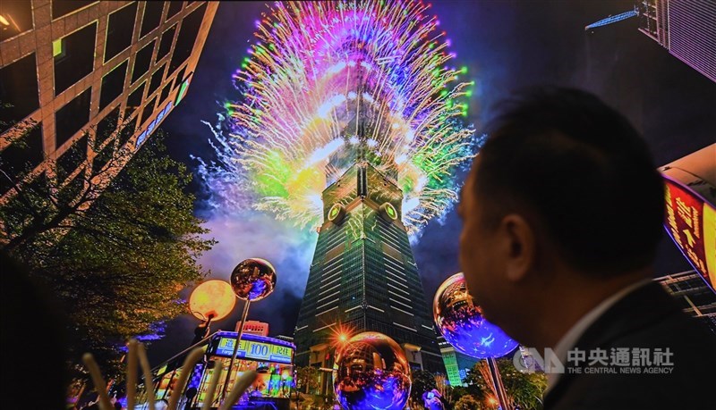 為呼應防疫政策,台北101宣布取消高空跨年煙火派對,新光三越百貨信義區也取消跨年市集與派對。(中央社檔案照片)