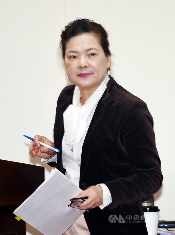 旱災中央災害應變中心將討論台中、苗栗、新竹灌區110年一期稻作是否停灌。經濟部長王美花28日在立法院表示,竹苗及台中地區目前水庫蓄水量僅1.2億噸,但若要供灌,需要4億噸水量,29日宣布停灌的機會非常高。中央社記者施宗暉攝 109年12月28日