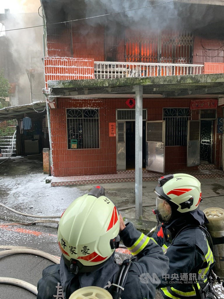 基隆市月眉路一處民宅28日下午冒出濃煙,警消抵達時2樓已全面燃燒,火勢約在1小時後撲滅,幸屋主及時逃生僅受輕傷。中央社記者王朝鈺攝 109年12月28日