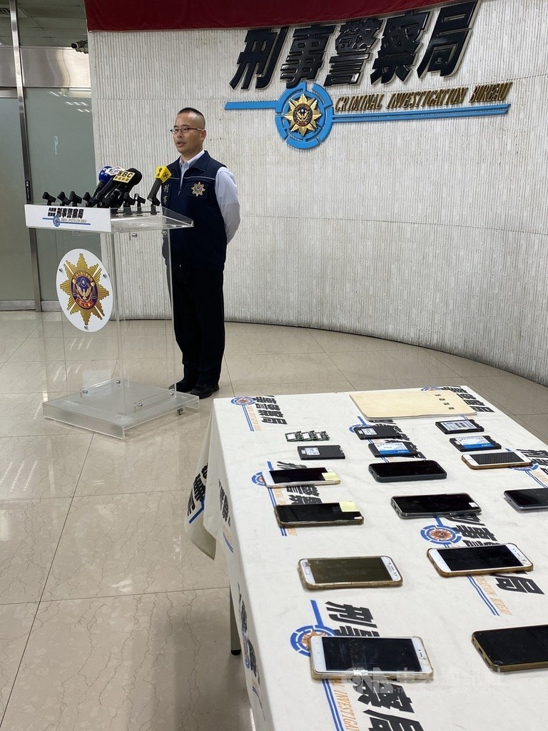 刑事局偵查第九大隊第二隊隊長羅聰興28日宣布破獲一起假博弈網站電信詐欺案,警方清查扣案帳冊,遭詐騙被害人至少600人,不法所得逾新台幣1600萬元,全案依涉加重詐欺罪、洗錢防制法、組織犯罪防制條例等罪嫌移請新北地檢署偵辦。中央社記者黃麗芸攝 109年12月28日