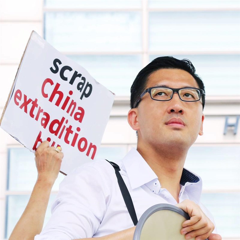 香港民主黨前立法會議員林卓廷28日遭廉政公署派人上門拘捕，指他涉嫌披露「721」事件受調查人的身分資料；「721」為「反送中」運動較為嚴重的示威衝突之一。（圖取自facebook.com/LamCheukTing.Official）