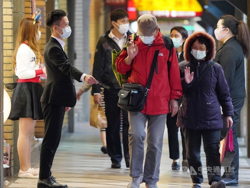 勞工可以在每月工資6%範圍內自願提繳退休金,根據勞保局統計,10月底自提勞退勞工較去年新增近10萬人,也是首度達到整體提繳人數的1成。(中央社檔案照片)