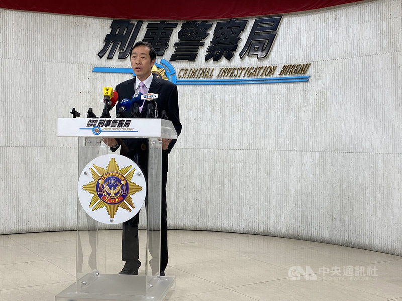 刑事局偵查第四大隊副大隊長何明賢(圖)29日宣布,破獲位於新北市一處假投資、真詐財詐騙機房,集團成員冒用網路帥哥、美女照和受害人聊天搭訕,並吹捧加入虛擬貨幣投資平台即可獲高報酬,初步統計集團不法獲利近新台幣1000萬元,受害人約20人。中央社記者黃麗芸攝 109年12月29日