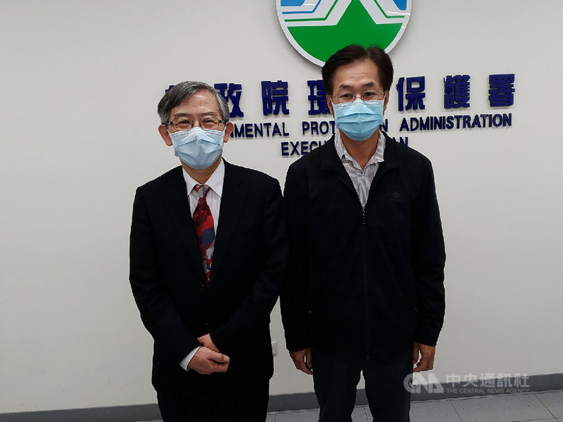 行政院環境保護署29日公布民國109年空氣品質監測初步統計結果,統計至12月20日止,環境監測及資訊處長張順欽(左)表示,PM2.5造成AQI達紅色警示次數,也由去年的146次,下降為今年的15次。右為空氣品質保護及噪音管制處長蔡孟裕。中央社記者張雄風攝 109年12月29日