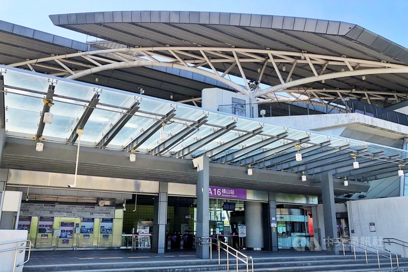 桃園大眾捷運公司表示,權衡市場供需及旅客需求,原訂實施到109年12月31日的直達車離峰時段班距調整,將彈性延長到110年6月30日,並視疫情及邊境管制等情況,評估旅客需求,滾動式調整。中央社記者吳睿騏桃園攝 109年12月29日