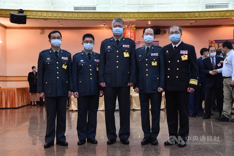 110年上半年將官晉任儀式29日舉行，因應疫情威脅，4 名原上校缺軍醫職，經總統核定後提升為少將編階，加上原本少將編階的台中總醫院院長，晉任典禮上，首次有5名軍醫上校同時晉任少將。左起為洪恭誠、洪乙仁、高中錚、戴明正、陳盈凱。中央社記者王飛華攝  109年12月29日