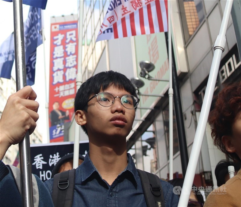 香港前學生動源召集人鍾翰林被裁定侮辱國旗及非法集結罪成,法院29日判決他即時入獄4個月。(中央社檔案照片)