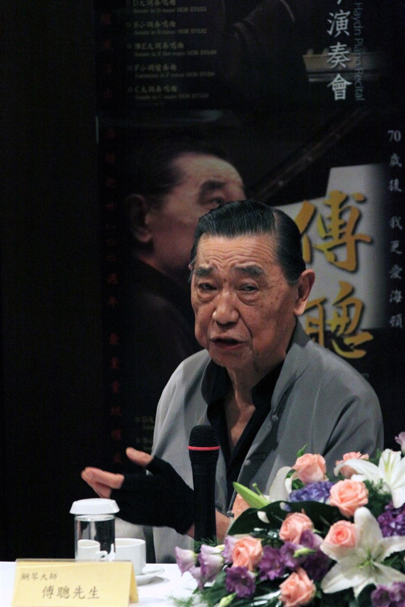 知名鋼琴家傅聰28日在英國倫敦逝世,享壽86歲。圖為2009年10月傅聰在台北出席記者會。(中新社)