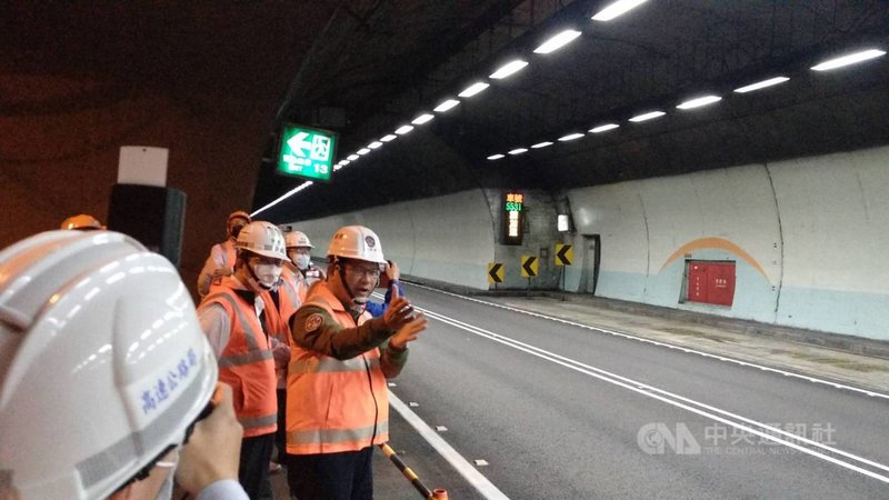 國道5號雪隧慢速車示警系統12月30日起在北向路段試辦,交通部長林佳龍(右)29日前往視察,並說明屆時車速低於65公里、間距120公尺以上的車輛,將會在電子看板顯示車號請駕駛提速。(交通部提供)中央社記者沈佩瑤傳真 109年12月29日
