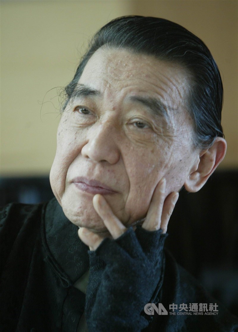 傅聰生活裡不離鋼琴,不過卻飽受肌腱炎之苦,練琴與演奏都帶著黑色手套取暖。(中央社檔案照片)
