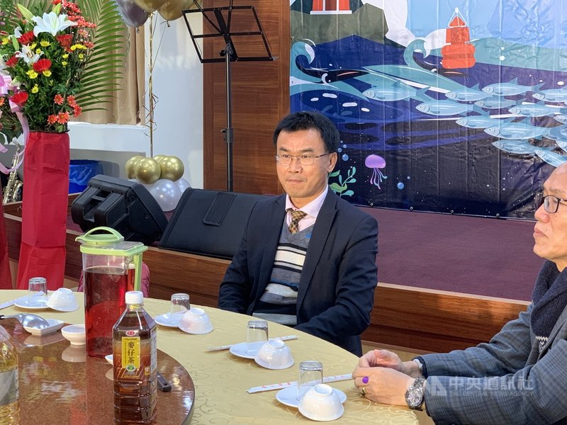 農委會主委陳吉仲(中)30日表示,110年元旦開始豬肉和豬肉加工品都要依規定做好清楚產地標示,尊重地方政府要做各種方式的標示,但要讓消費者能清楚知道產地來源國,資訊也要透明正確。中央社記者葉臻攝 109年12月30日