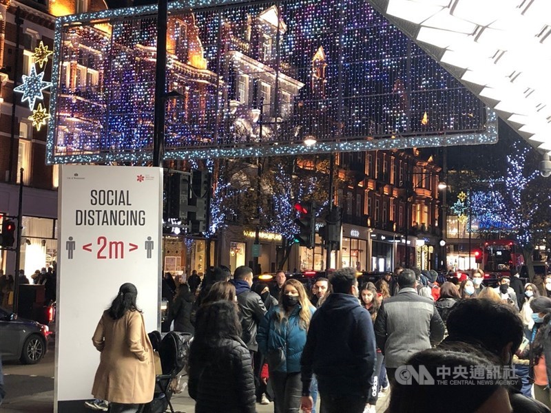 英國武漢肺炎確診數28日才首度突破單日4萬人,29日又突破5萬人,新增5萬3135人確診。圖為12月倫敦街頭。中央社記者戴雅真倫敦攝 109年12月28日