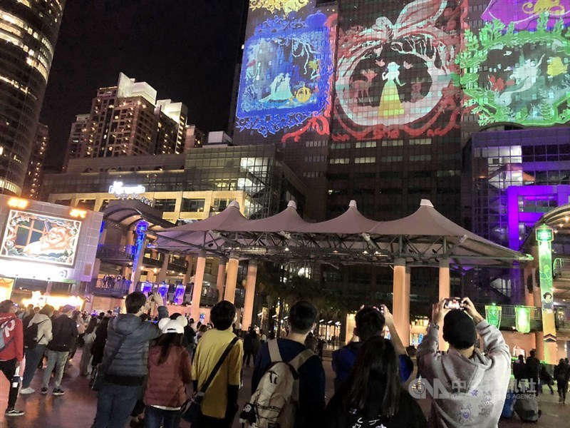 新北市政府30日晚間決定,2020新北歡樂耶誕城將在晚上熄燈後提前閉城。(中央社檔案照片)