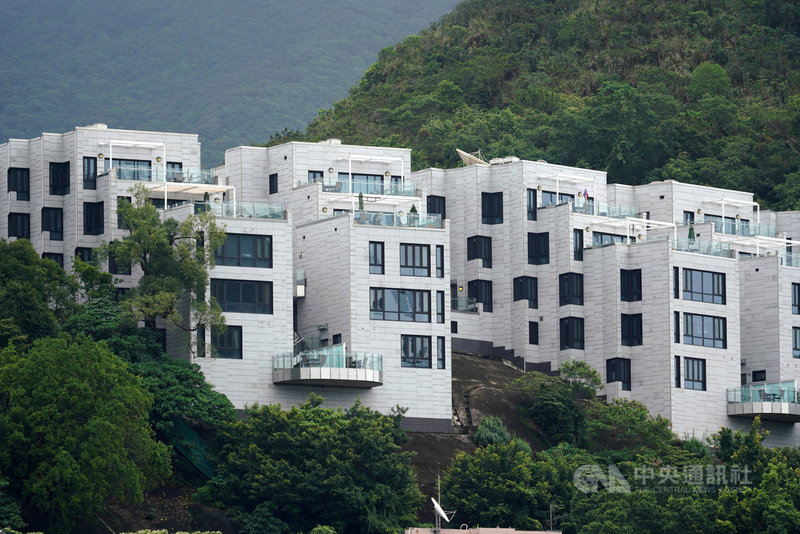美國駐港澳總領事館出售香港房產30日傳出遇阻,北京方面指房產及出售事宜涉及外交層面,須獲中方同意後才可以出售,以致美方與買方未能如期完成交易。圖為美方擬出售的宿舍。(中通社提供)中央社 109年12月30日