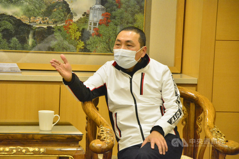 新北市長侯友宜(圖)30日表示,新北市政府拒絕萊豬工作全力以赴,元旦當天,他將前往大賣場與連鎖超市瞭解豬肉標示「萊豬」或「非萊豬」狀況。中央社記者黃旭昇新北攝 109年12月30日