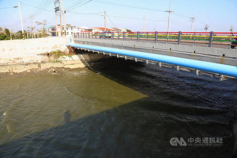 嘉義縣仁義鎮安橋由嘉邑行善團出資改建,30日完工通車,橋面高度從原本的2.3公尺,提高為4.7公尺,改善長久容易淹水問題。中央社記者蔡智明攝 109年12月30日