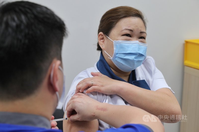 新加坡30日啟動武漢肺炎疫苗接種計畫,國家傳染病中心資深護理師林美雲是首位接種對象。(新加坡通訊及新聞部提供)中央社記者侯姿瑩新加坡傳真 109年12月30日