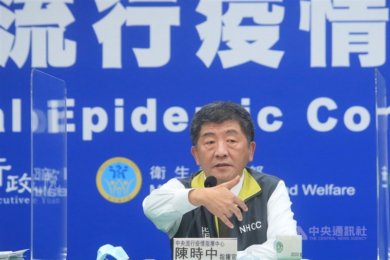 武漢肺炎確診者解隔離條件可望放寬,疫情指揮官陳時中說,沒有傳染力的確診者對社區沒有風險,若一直關在醫院,消耗醫療量能也不好。(中央社檔案照片)