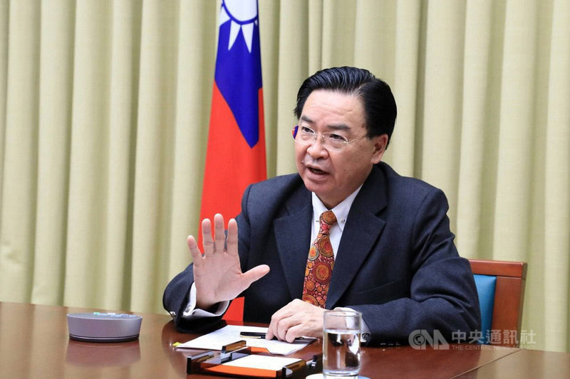 外交部長吳釗燮23日接受奧地利「新聞報」(Die Presse)專訪時提到,台灣與美國兩黨都維持良好關係,期望在經貿、安全及高層互訪上持續進展,包括重啟台美貿易投資暨架構協定(TIFA)談判。(外交部提供)中央社記者陳韻聿傳真 109年12月30日
