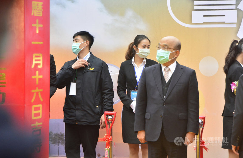 行政院長蘇貞昌(前右)30日出席「新北市中和區警消社會住宅統包工程」動土典禮,他受訪時表示,疫情險峻,台灣是亂世中的福地,是少數經濟正常成長的國家,感謝國人給行政團隊鼓勵。中央社記者黃旭昇新北攝 109年12月30日