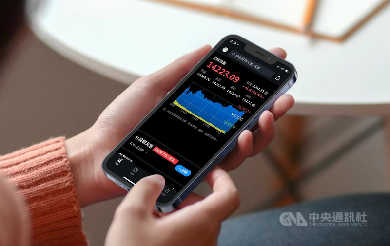 Yahoo奇摩股市App 30日公布2020年度10大熱門台股榜,由台積電奪冠,擠下2018、2019年蟬聯冠軍的鴻海。(Yahoo奇摩提供)中央社記者吳家豪傳真 109年12月30日