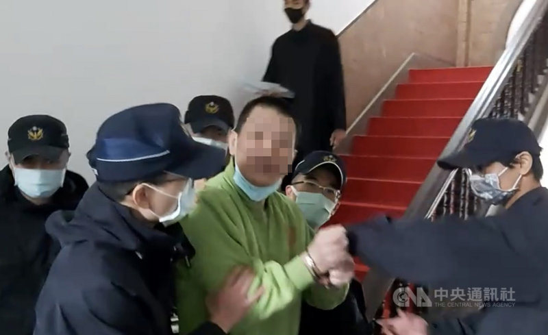 新竹胡姓男子(綠衣者)涉與父親口角後,猛刺父親23 刀致死棄屍,一審判無期徒刑。二審30日開庭,胡男多次以三字經辱罵檢察官。圖為胡男庭訊後還押。中央社記者劉世怡攝 109年12月30日