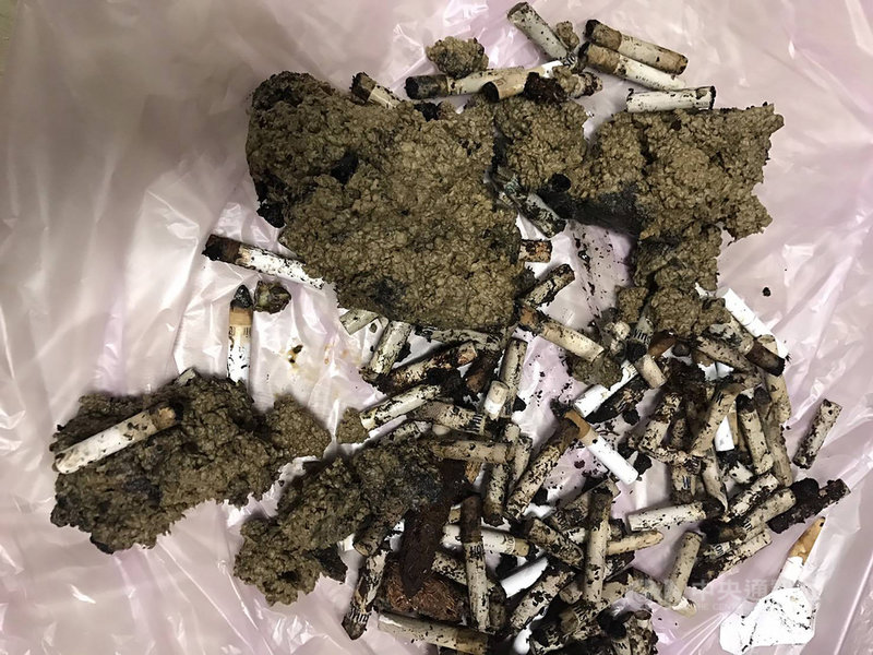 台中市陳姓保全員在公司拾獲1捆已兌換的振興三倍券,交付給連襟張姓男子使用,陳男見東窗事發,將剩餘三倍券倒入家中果汁機絞碎,倒出後添加醬油炒成泥狀滅證,仍被前往查緝的警方查獲。(檢方提供)中央社記者蘇木春傳真 109年12月31日