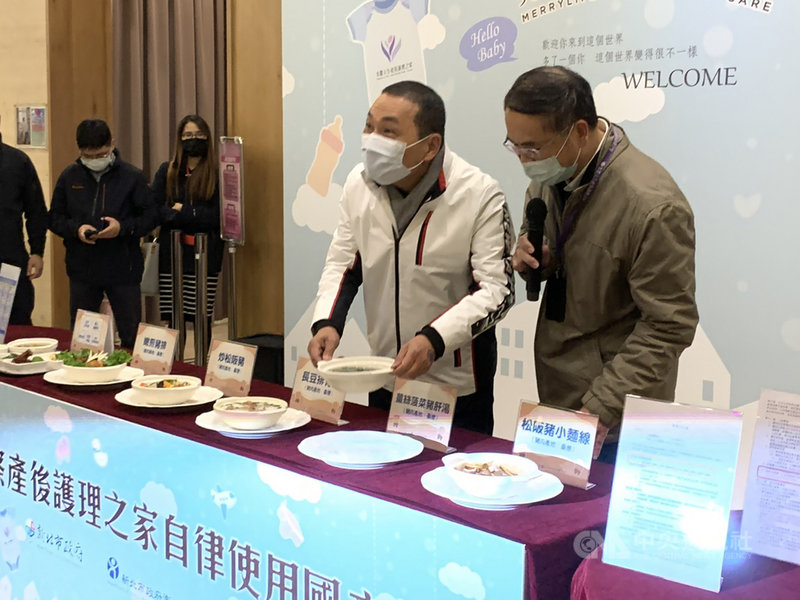 萊豬將於民國110年元旦起開放進口,新北市長侯友宜(右2)31日前往產後護理之家,了解業者自律使用國產豬肉情形。中央社記者沈佩瑤攝 109年12月31日
