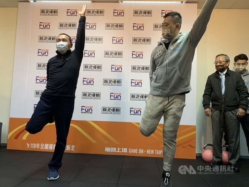 新北市三重區「中興市民活動中心」使用率低,市府活化再利用成第6處運動健身據點,31日啟用,市長侯友宜(左)前往視察場地環境並體驗課程。中央社記者沈佩瑤攝 109年12月31日