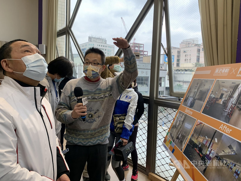 新北運動中心2.0計畫盤點公有空間進行活化,31日於三重區中興市民活動中心啟用第6處「運動聚點」,市長侯友宜(左)前往視察。中央社記者沈佩瑤攝 109年12月31日