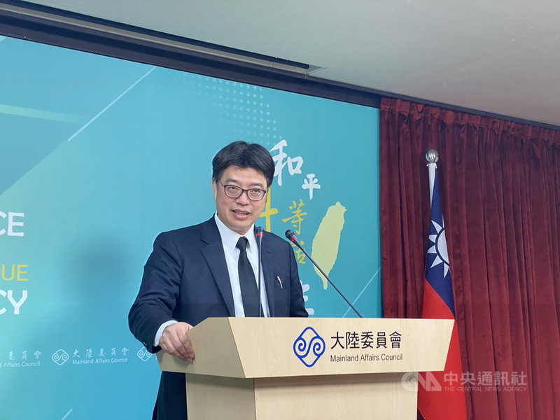 針對北京宣布將在陸台籍民眾納入「優先安排」接種COVID-19疫苗對象,陸委會發言人邱垂正(圖)31日在例行記者會上提醒在陸台灣民眾注意風險,並稱「也請陸方不要將台灣人民視為疫苗試驗的試驗品」。中央社記者賴言曦攝 109年12月31日