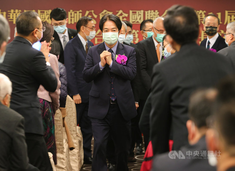 中華民國律師公會全國聯合會第11屆第3任與全國律師聯合會第1屆理事長交接典禮31日舉行,副總統賴清德(中)向現場的貴賓們拱手致意。中央社記者謝佳璋攝 109年12月31日