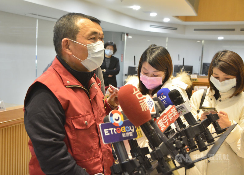 行政院31日宣布不核定新北食安自治條例規定的乙型受體素零檢出,新北市長侯友宜(前)下午受訪時表示,相信新北市議會將以積極態度聲請釋憲,以守住市民健康;市府依自身權責會有所作為,全力務實嚴格要求業者清楚標示。中央社記者黃旭昇新北市攝 109年12月31日