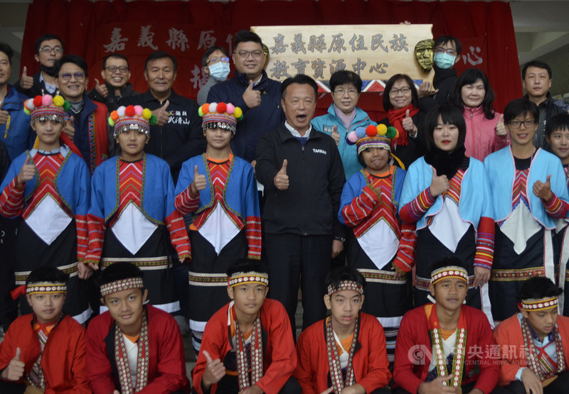 嘉義縣政府31日在民和國中成立「嘉義縣原住民族教育資源中心」,工作重點放在培訓鄒族語師資、傳承鄒族文化,希望鄒族孩子都會講族語,縣長翁章梁(2排中)出席主持揭牌。中央社記者蔡智明攝 109年12月31日
