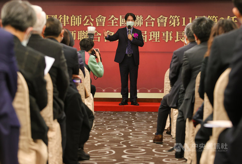 中華民國律師公會全國聯合會第11屆第3任與全國律師聯合會第1屆理事長交接典禮31日舉行,副總統賴清德(中)應邀出席並致詞。中央社記者謝佳璋攝 109年12月31日