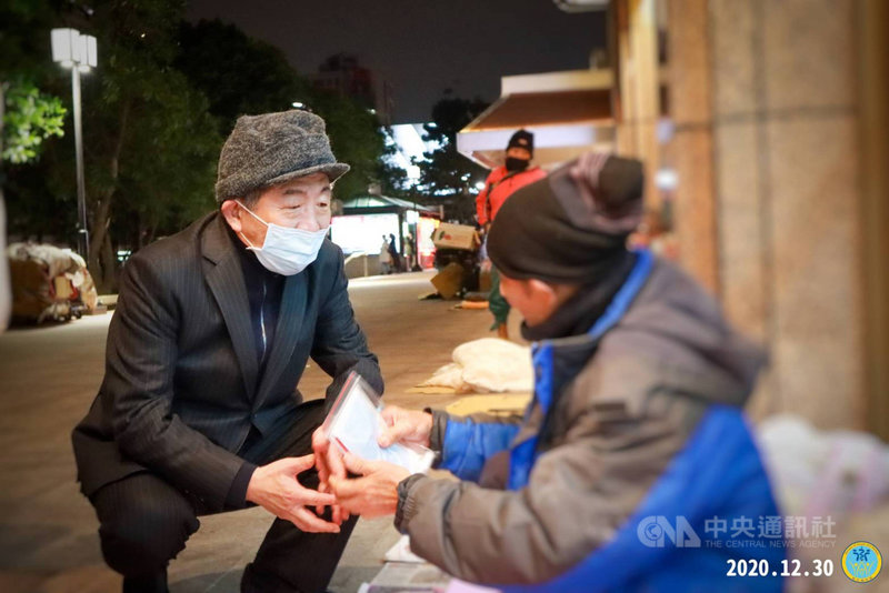 寒流來襲,全台急凍。衛福部30日公布全國街友避寒地圖,衛福部長陳時中(左)也夜訪台北車站、艋舺公園街友,送上暖暖包、口罩、酒精等防疫物資,並提醒街友可到避寒處所休息。(衛福部提供)中央社記者張茗喧傳真 109年12月31日