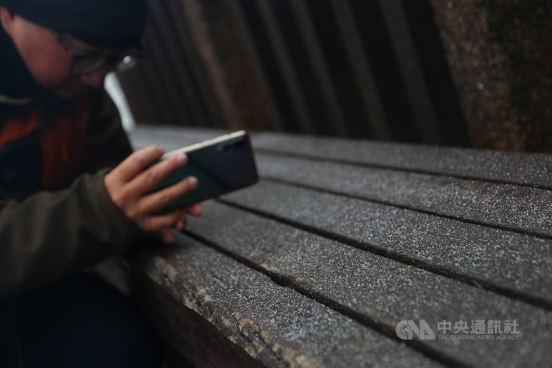 氣象專家吳德榮表示,31日清晨7時大屯山及太平山最低氣溫,分別降至攝氏零下4.5度及零下6.2度,但水氣不足,漸失降雪條件;圖為台北大屯山飄下冰霰。中央社記者王騰毅攝 109年12月31日