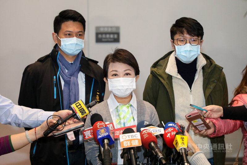 因應國內出現英國變種病毒個案,台中市雙主場跨年晚會,一場不開放民眾入場,採線上直播,另一場取消。台中市長盧秀燕(中)31日受訪表示,請市民儘量配合留在家裡看線上直播,由於有管制,也請民眾不要跑到現場。中央社記者郝雪卿攝 109年12月31日
