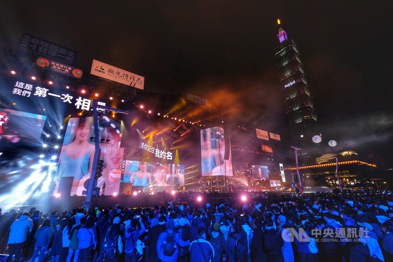 台北市跨年晚會31日照常舉辦,但因疫情有升溫趨勢,管制人數從8萬人下修至4萬人;觀傳局表示,統計至晚間7時,進場人數約4400人。管制區內民眾多聚集在主舞台前,盼近距離欣賞精彩演出。中央社記者王飛華攝 109年12月31日