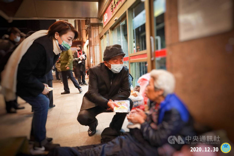 寒流來襲,全台急凍。衛福部30日公布全國街友避寒地圖,衛福部長陳時中(中)、台北市副市長黃珊珊(左)也夜訪台北車站街友,送上暖暖包、口罩、酒精等防疫物資。(衛福部提供)中央社記者張茗喧傳真 109年12月31日