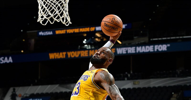美國職籃NBA洛杉磯湖人球星詹姆斯30日年滿36歲的這天，成為NBA史上首位在連續第1000場比賽得分達雙位數的球員。（圖取自twitter.com/Lakers）